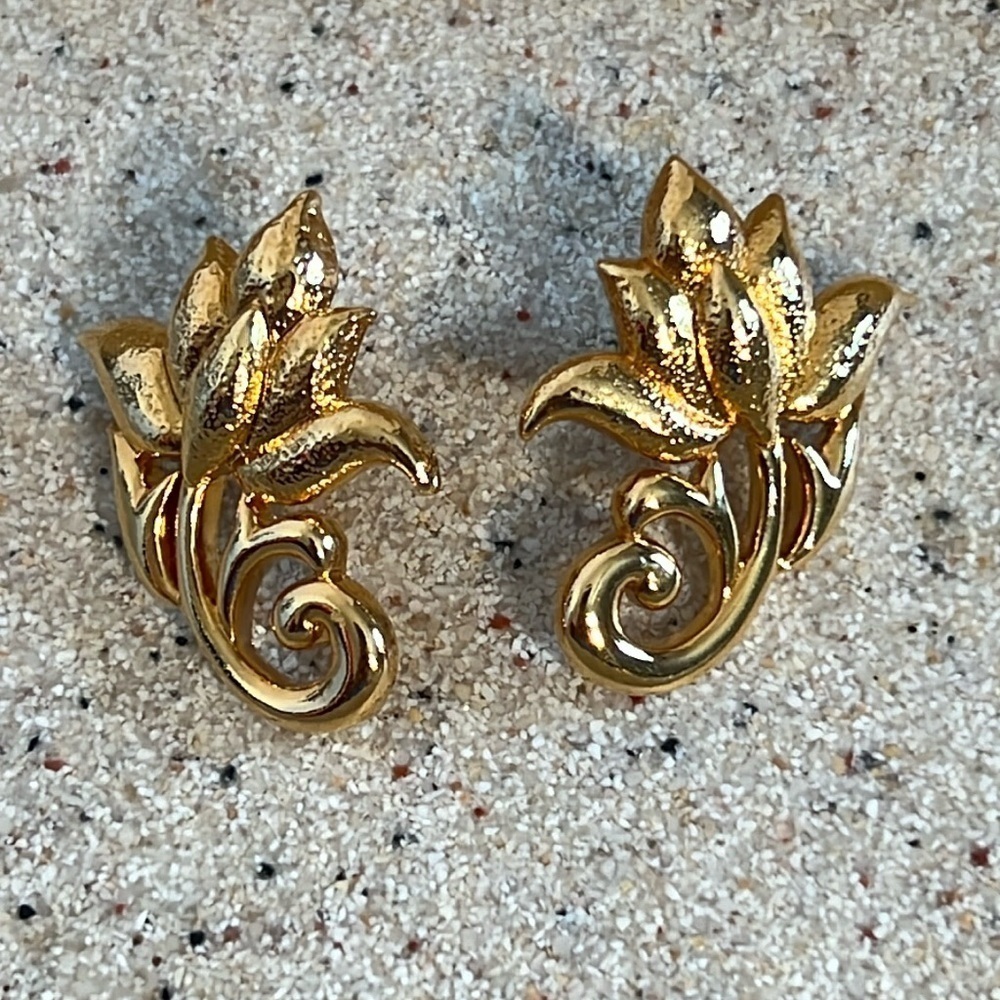 Avon Womens Vintage Gold Tone Floral Earings